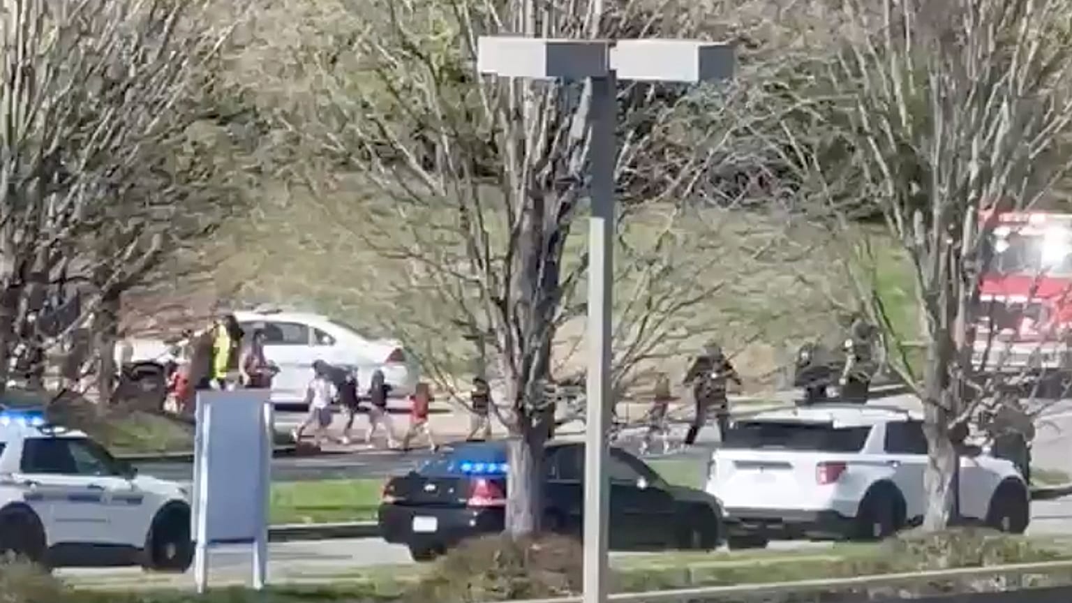 Agentes de policía evacúan a niños en el tiroteo enla escuela  The Covenant School en Nashville, Estados Unidos