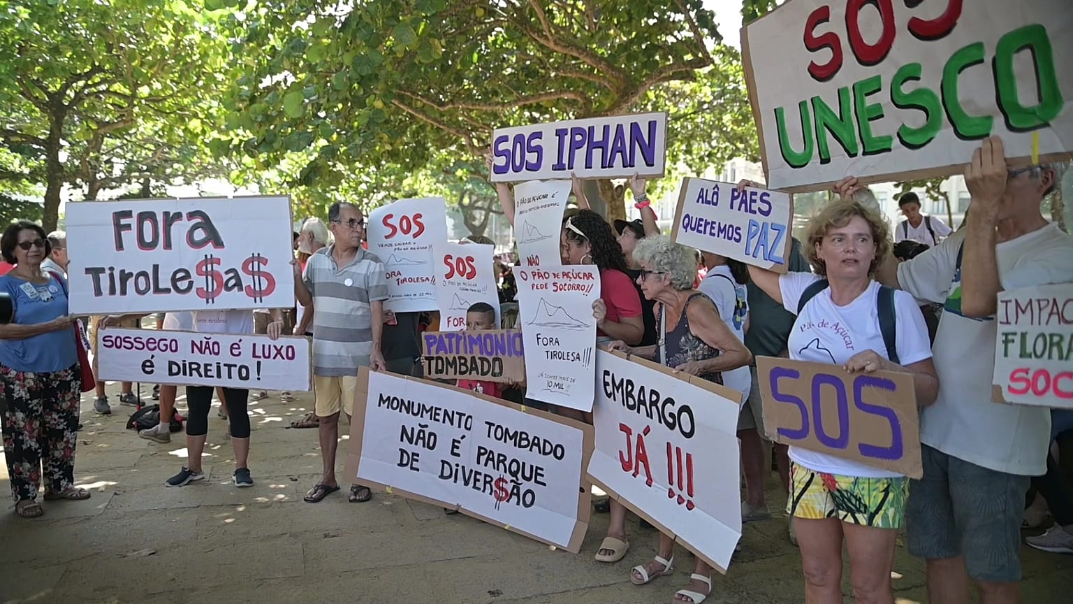 Rio resident protest against the construction of a zipline on Sugarloaf mountain.