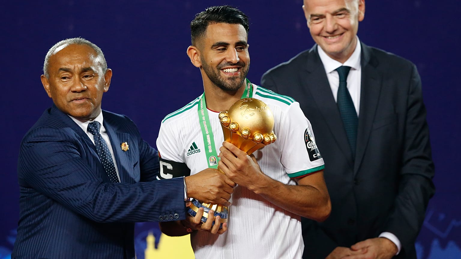 الجزائري رياض محرز يحمل كأس الأمم الأفريقية لكرة القدم بعد فوز منتخب الجزائر في النهائي ضد السنغال في ملعب القاهرة الدولي في القاهرة، 19 يوليو 2019 مصر 