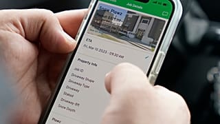 البرمجيات التجسّسية هي أدوات مراقبة متطوّرة تتيح الوصول عن بُعد إلى أجهزة إلكترونية، خصوصاً الهواتف الذكية، من دون علم مستخدميها.