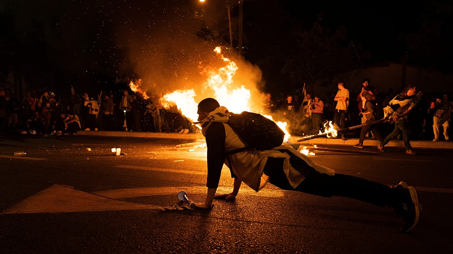 Manifestantes bloquean calles y se enfrentan a la policía durante una protesta contra la reforma judicial, en Tel Aviv, Israel, el 27 de marzo de 2023.