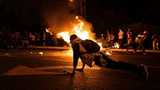 Manifestantes bloquean calles y se enfrentan a la policía durante una protesta contra la reforma judicial, en Tel Aviv, Israel, el 27 de marzo de 2023.