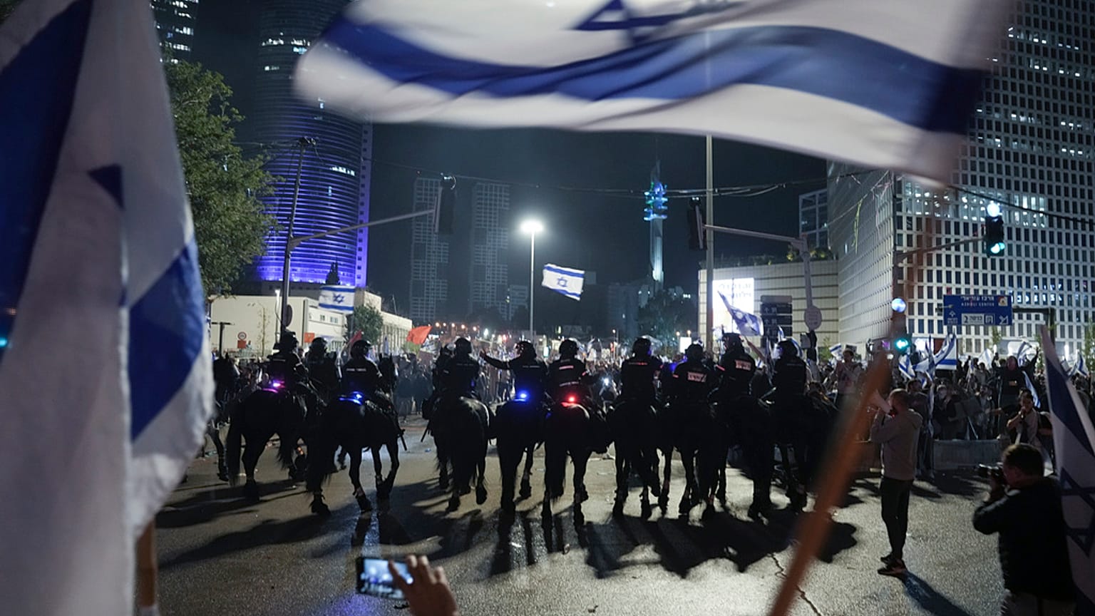 Polícia de intervenção presente nos protestos em Telavive, Israel