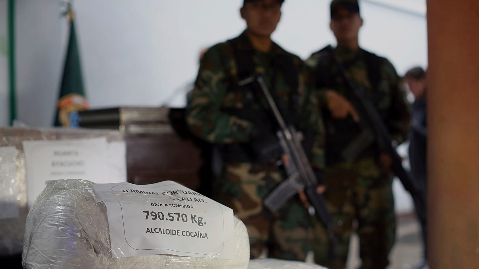 Peru'da daha önceki operasyonlarda ele geçirilen kokain basına sergilenmişti