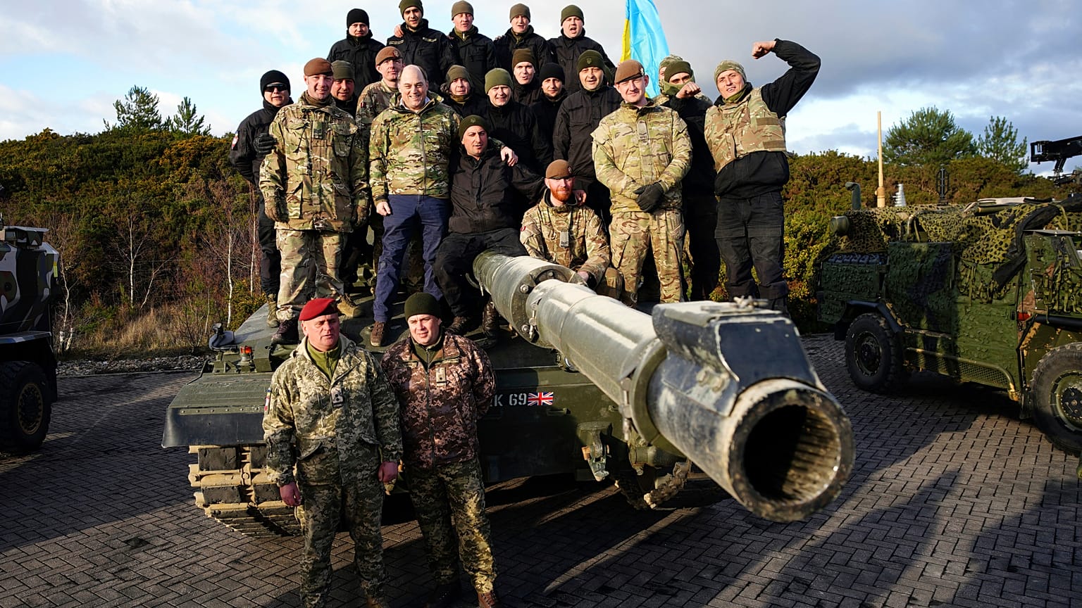 El secretario de Defensa británico, Ben Wallace, posa con soldados ucranianos en un una base militar del Ejército británico donde se entrenaban con tanques Challenger 2.