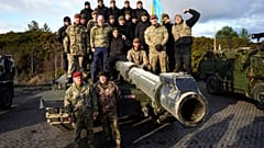 El secretario de Defensa británico, Ben Wallace, posa con soldados ucranianos en un una base militar del Ejército británico donde se entrenaban con tanques Challenger 2.