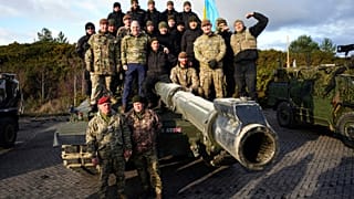 El secretario de Defensa británico, Ben Wallace, posa con soldados ucranianos en un una base militar del Ejército británico donde se entrenaban con tanques Challenger 2.