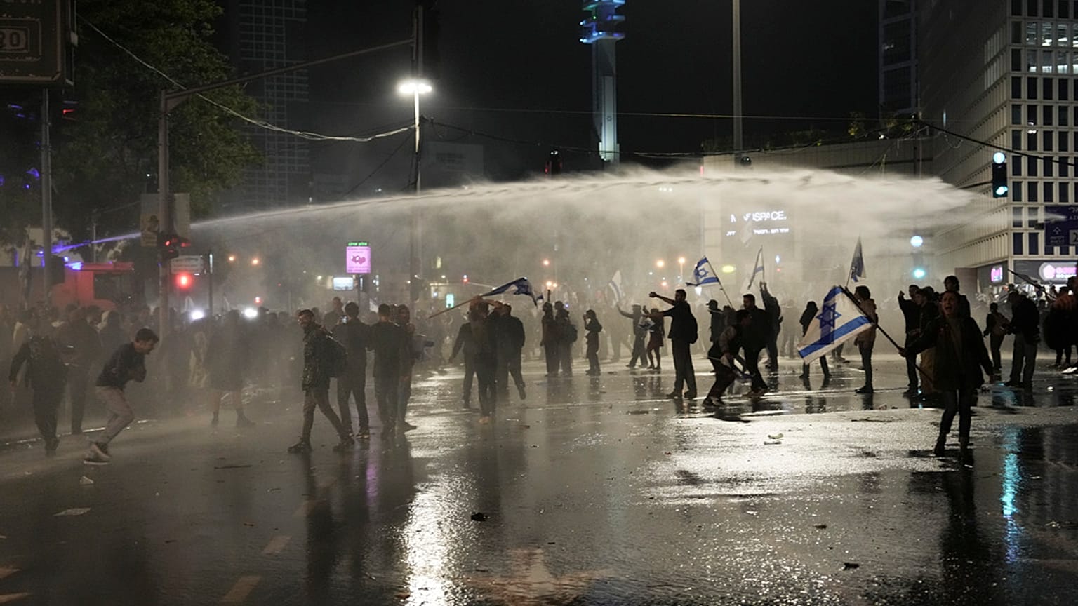 Polícia israelita dispersa manifestantes com canhões de água