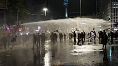 Polícia israelita dispersa manifestantes com canhões de água