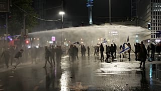 Polícia israelita dispersa manifestantes com canhões de água