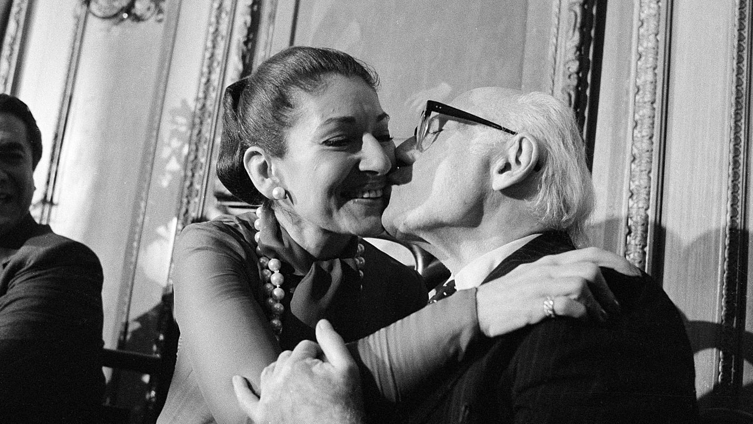 Maria Callas umarmt Sol Hurok am Ende einer Pressekonferenz in New York City über bevorstehende Amerika-Tournee (7. Februar 1974.)