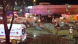 A mexikói menekültügyi központ előtt rengeteg mentőautó állt meg