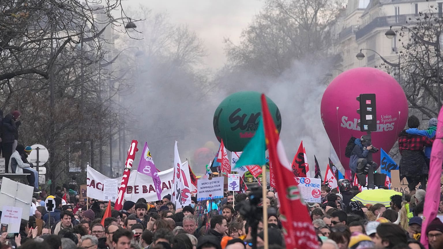 Des manifestants à Paris, le 28 mars 2023