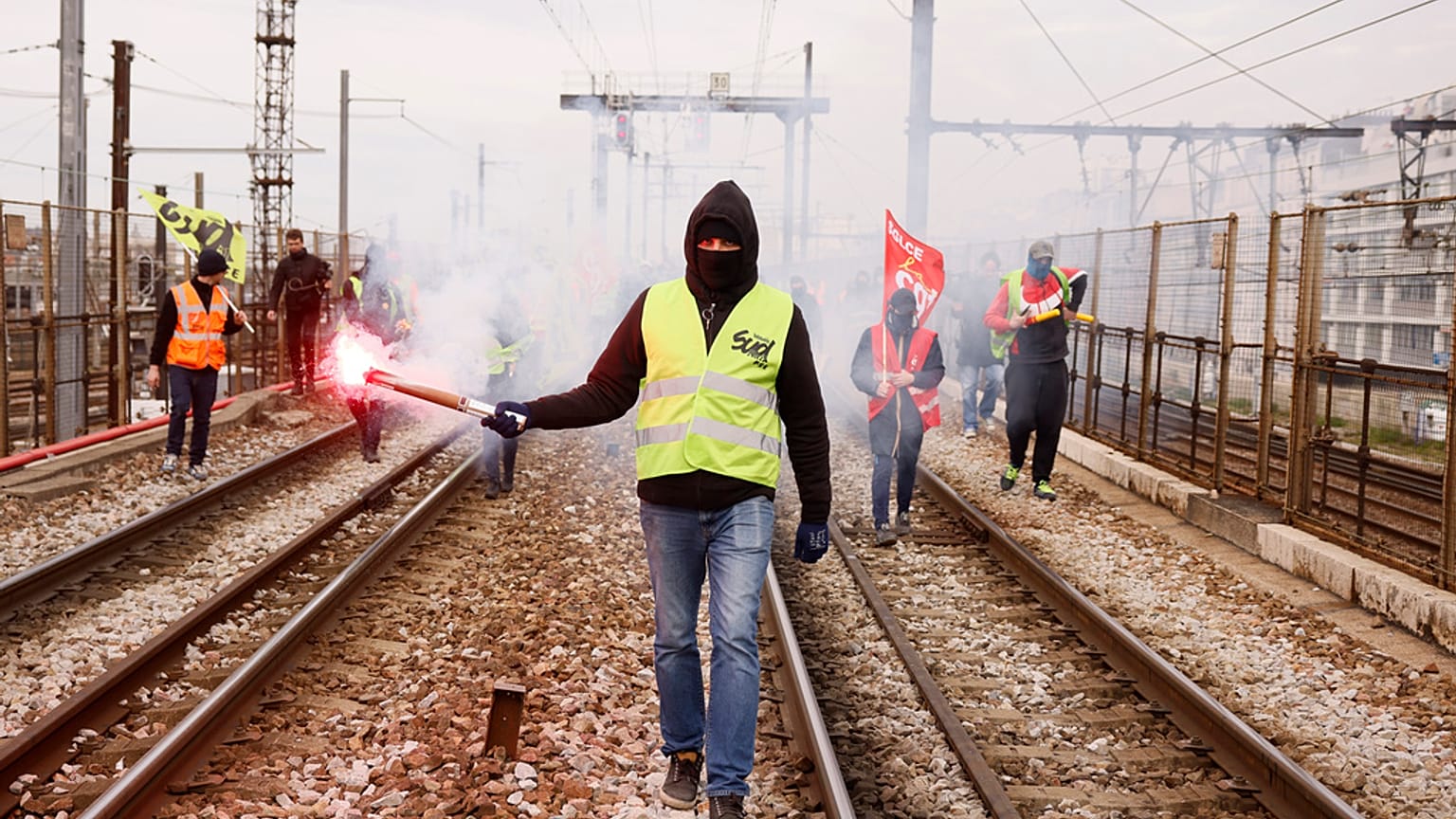 Протестующие сотрудники SNCF перекрыли железнодорожные пути в знак протеста. Париж, Франция. 28 марта 2023.