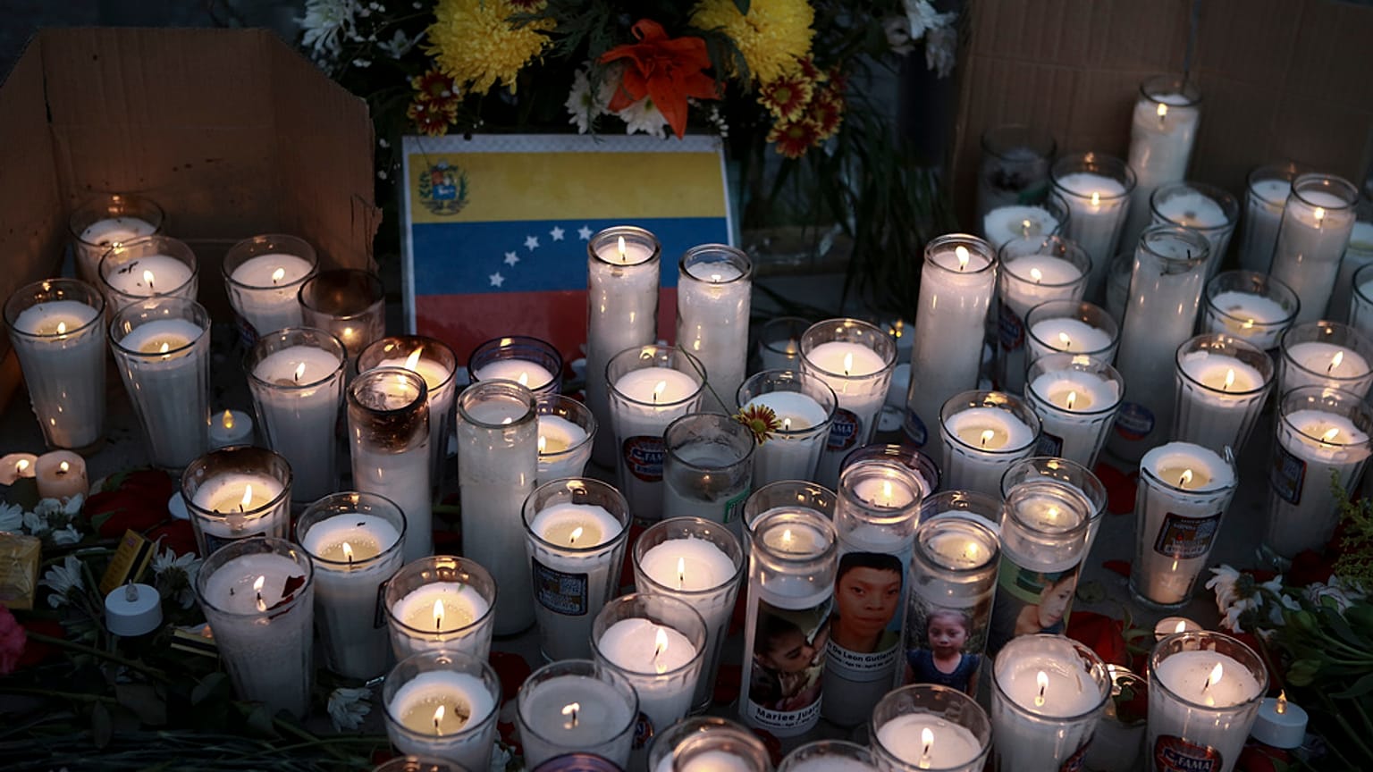 Des bougies en hommage aux migrants morts dans un centre de détention à Juarez, Mexique, le 28 mars 2023