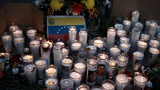 Des bougies en hommage aux migrants morts dans un centre de détention à Juarez, Mexique, le 28 mars 2023