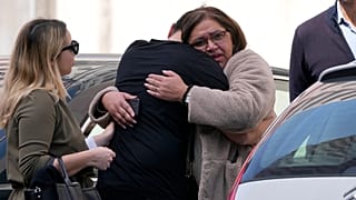 La gente reacciona fuera del centro musulmán Ismaelí en Lisboa, Portugal, el martes 28 de marzo de 2023.