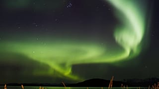 Cette photo d'archive du 5 octobre 2015 montre une aurore boréale au-dessus de la ville norvégienne de Harstad.