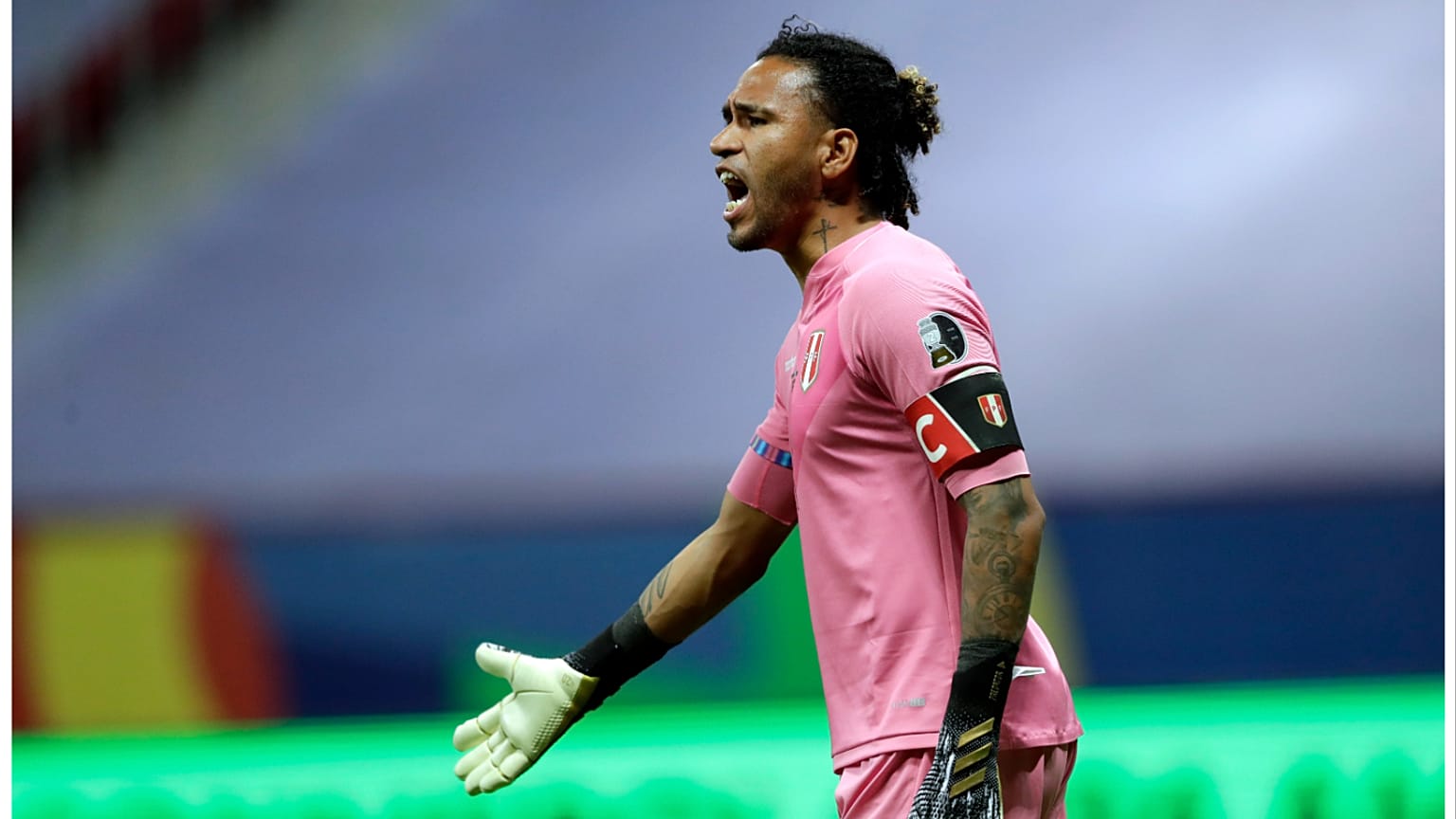 قالت وزارة خارجية بيرو في تغريدة على تويتر إن اللاعب المحتجز هو حارس المرمى بيدرو غاييسي الذي أطلق سراحه من دون توجيه اتهامات إليه.