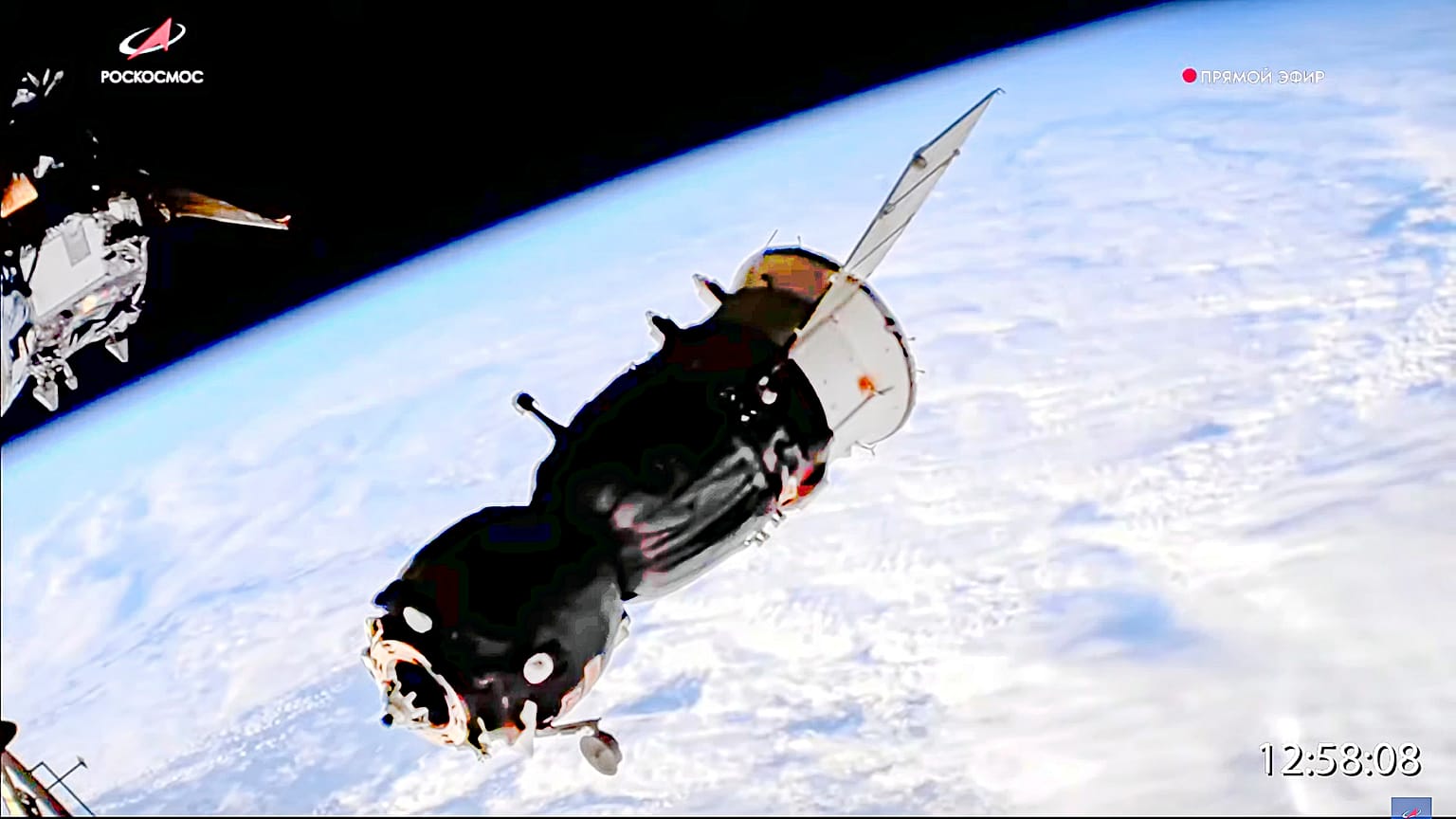 Момент отстыковки корабля "Собз МС-22" от МКС