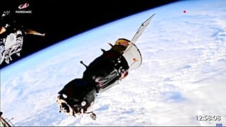 Момент отстыковки корабля "Собз МС-22" от МКС