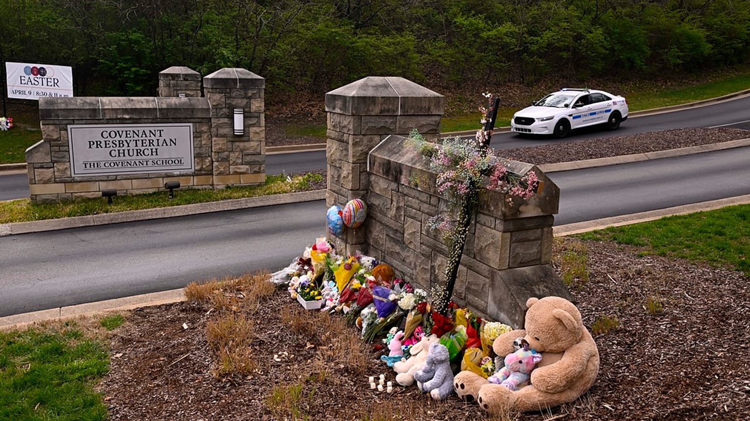Fleurs et peluches déposées devant l'école primaire de Nashville, théâtre d'une fusillade ce lundi