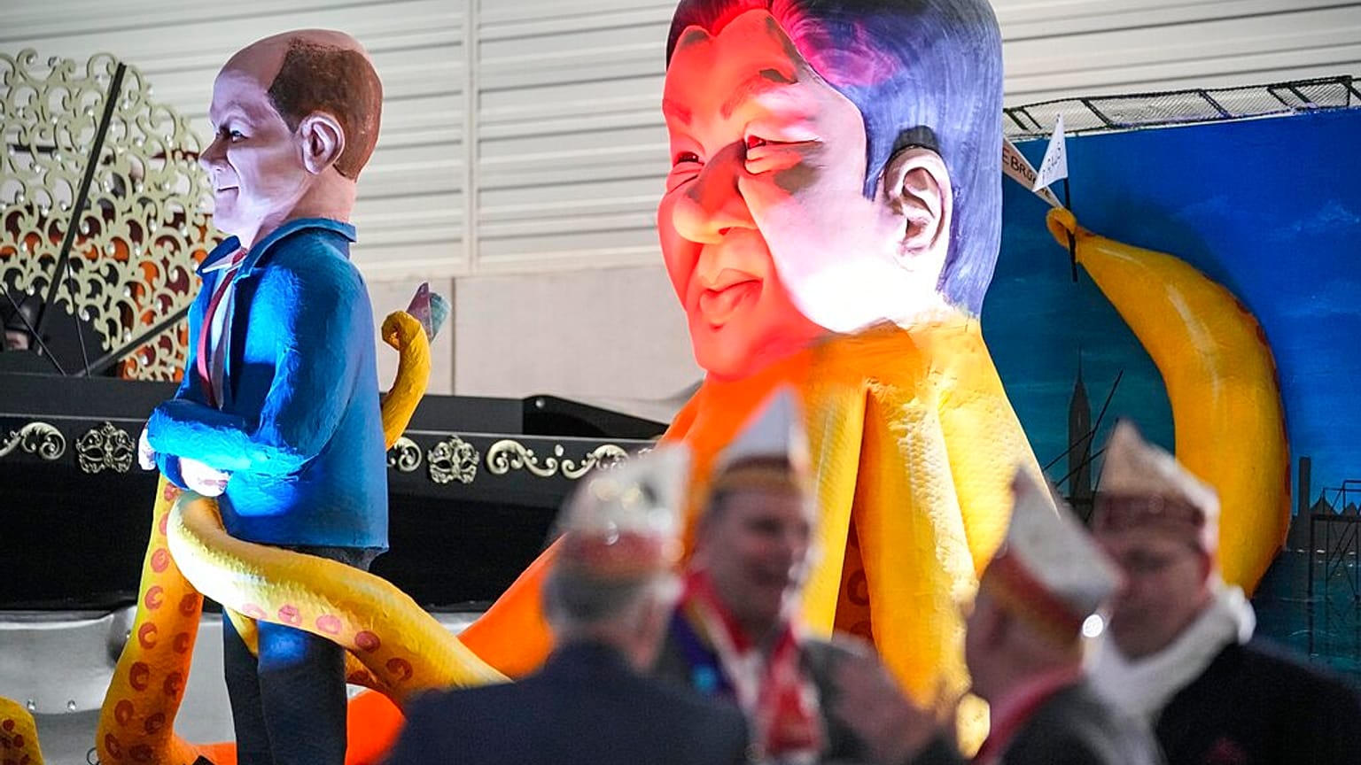 Scholz in den Fängen von Chinas Staatschef Xi Jinping - in der Pappmaché-Version - beim Rosenmontagsumzug in Köln, 14. Feburar 2023