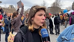 Demonstrantin in Paris