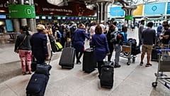 Passagers au terminal 1 de l'aéroport de Lisbonne lors d'une grève du service portugais de l'immigration et des frontière, le 26 août 2022