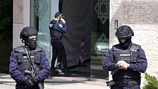 İsmaili İslam merkezinin girişinde bekleyen polis memurları 