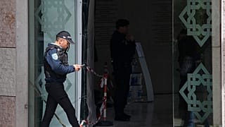 Egy rendőr a lisszaboni késelés helyszínén 