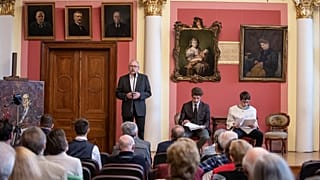 A kiállítás megnyitóján Niedermüller Péter erzsébetvárosi polgármester is beszélt