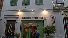 Ein Mann läuft an einem jüdischen Restaurant in Athen vorbei