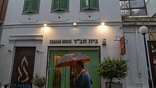 Ein Mann läuft an einem jüdischen Restaurant in Athen vorbei