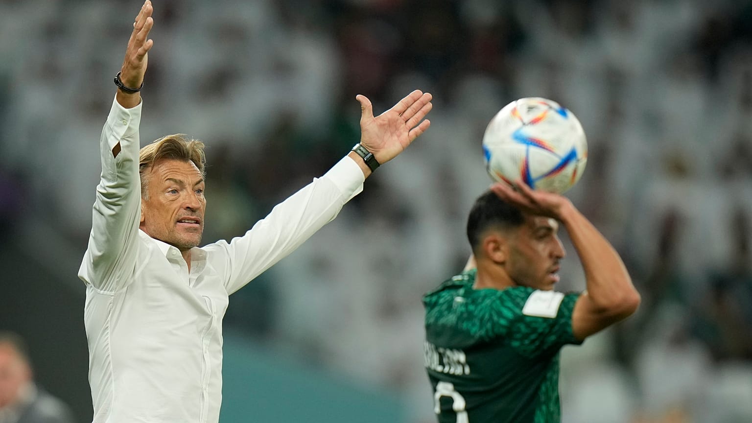 مدرب المنتخب السعودي هيرفي رينارد خلال مباراة كأس العالم لكرة القدم بين بولندا والمملكة العربية السعودية، على استاد المدينة التعليمية في الريان، قطر، السبت 26 نوفمبر 2022.