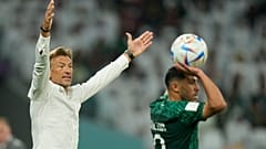 مدرب المنتخب السعودي هيرفي رينارد خلال مباراة كأس العالم لكرة القدم بين بولندا والمملكة العربية السعودية، على استاد المدينة التعليمية في الريان، قطر، السبت 26 نوفمبر 2022.