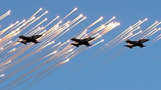 ARCHIVO - Cazas Su-25 del ejército bielorruso vuelan durante un desfile para conmemorar el Día de la Independencia en Minsk, Bielorrusia, el miércoles 3 de julio de 2019.