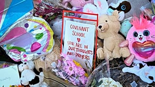 Игрушки у входа в школу, где произошла трагедия