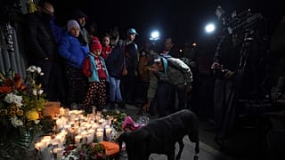 إشعال الشموع حداداً على أرواح ضحايا الحريق