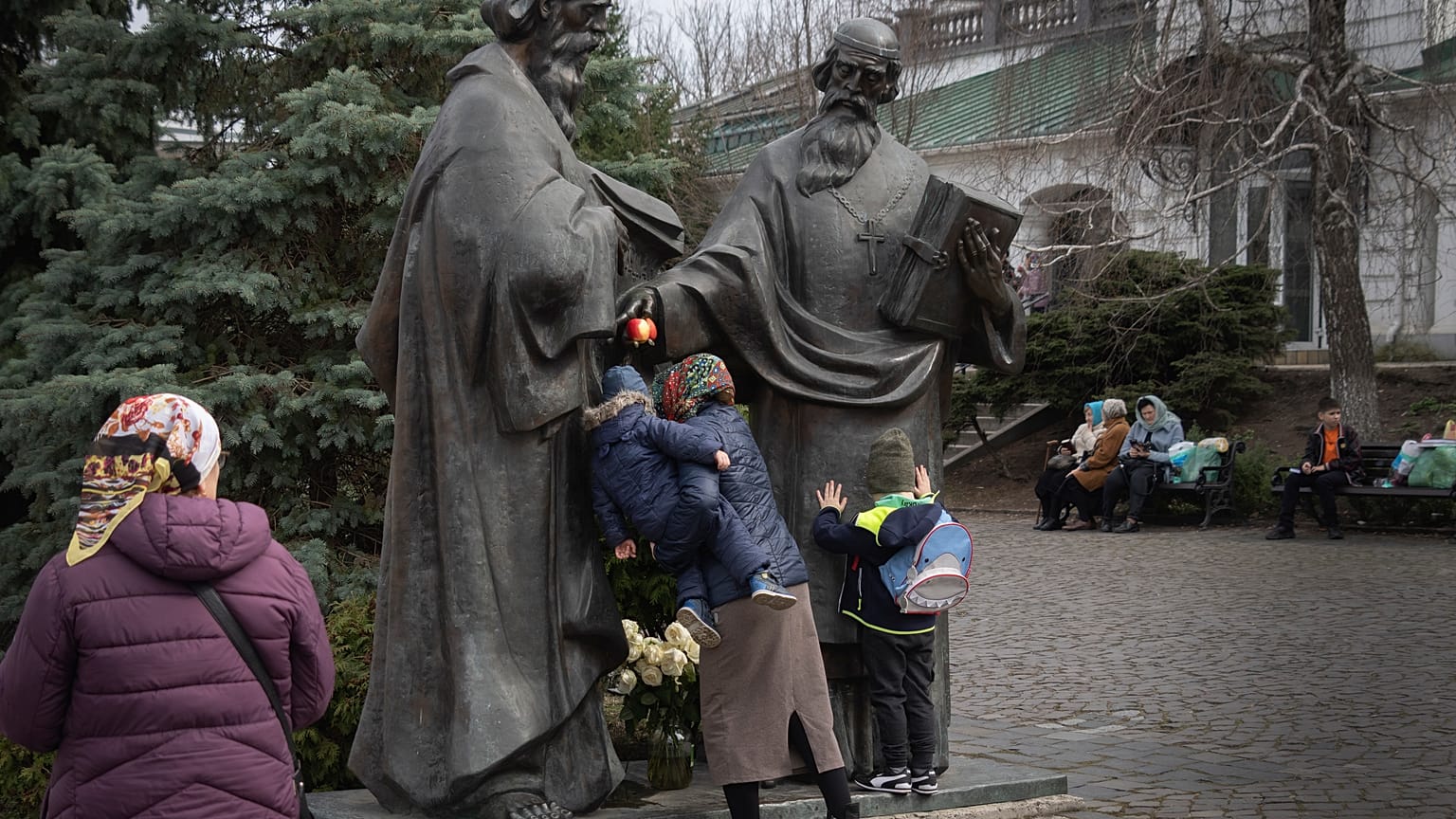 Верующие у памятника отцам-основателям Киево-Печерской лавры, март 2023 г.