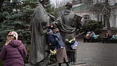 Верующие у памятника отцам-основателям Киево-Печерской лавры, март 2023 г.