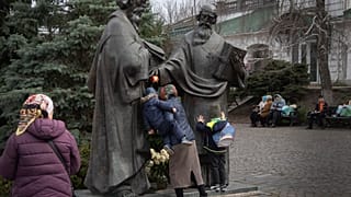 Верующие у памятника отцам-основателям Киево-Печерской лавры, март 2023 г.