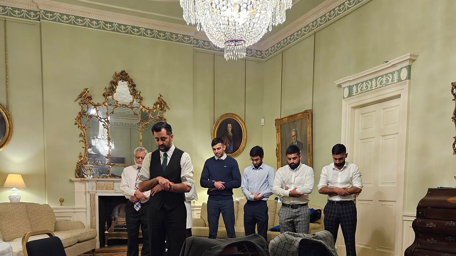 İskoçya'nın yeni başbakanı Hamza Yusuf'un resmi konutta kaldığı ilk akşam kıldığı namaz sırasında çekilen fotoğrafını sosyal medyada paylaştı