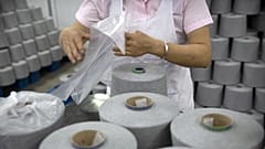 Eine Arbeiterin einer Textilfabrik während einer von der Regierung organisierten Reise für ausländische Journalisten in der autonomen Region Xinjiang-Uigurien, April 2021.