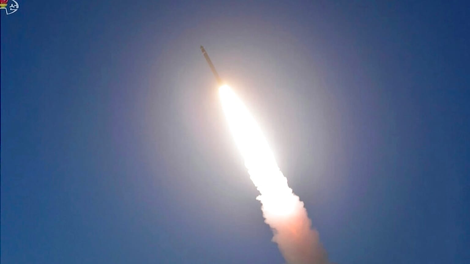 Image issue d'une vidéo diffusée par la chaîne nord-coréenne KRT montrant le lancement d'un missile balistique en Corée du Nord, février 2023