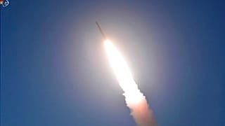 Image issue d'une vidéo diffusée par la chaîne nord-coréenne KRT montrant le lancement d'un missile balistique en Corée du Nord, février 2023