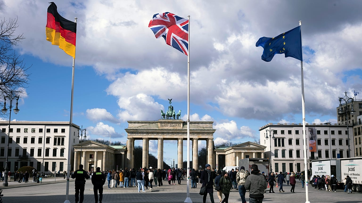 Berlin, Németország, Brandenburgi kapu, rendőrök ellenőrzik a látogatók táskáját 