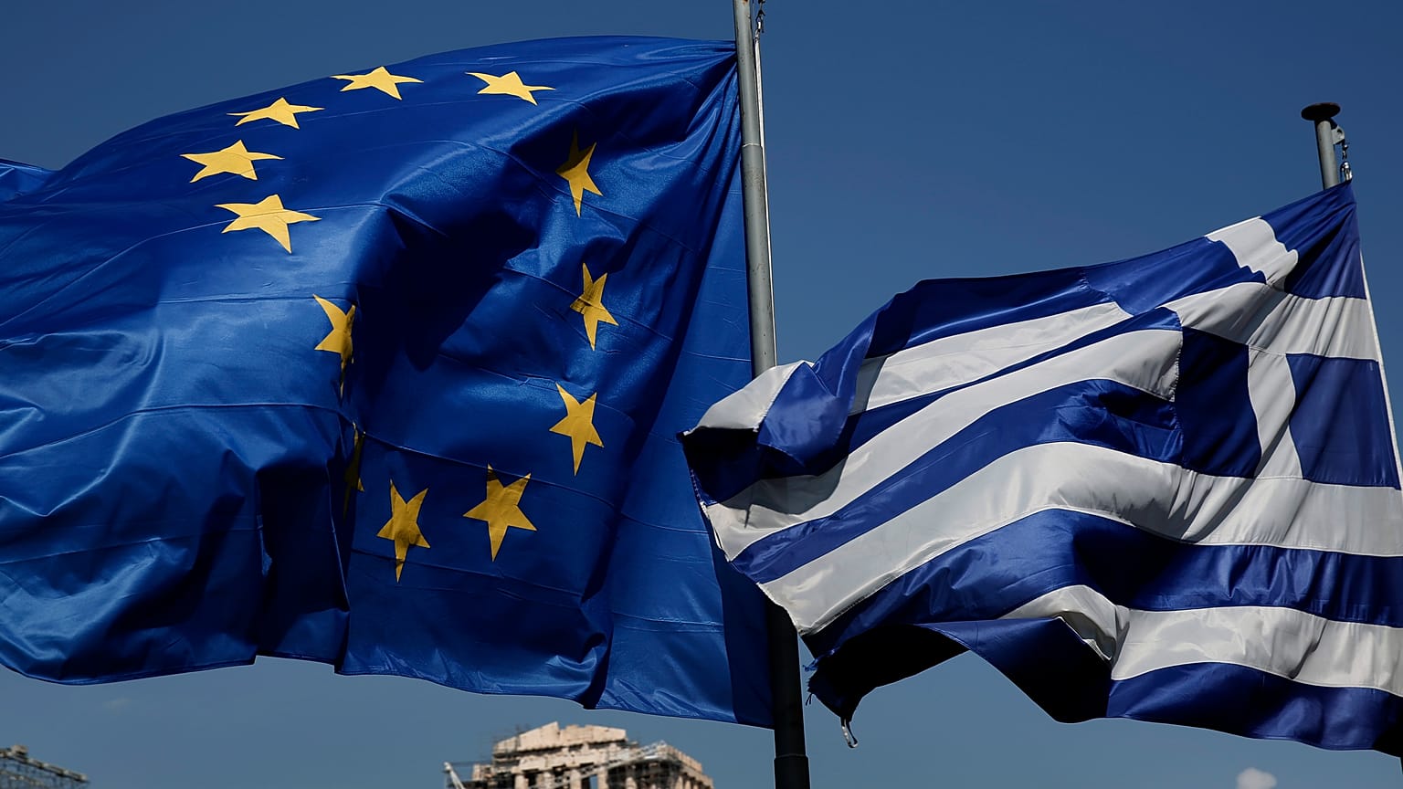 Σημαίες της Ελλάδα και της ΕΕ με φόντο την Ακρόπολη