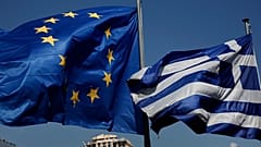 Σημαίες της Ελλάδα και της ΕΕ με φόντο την Ακρόπολη