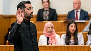 حمزة يوسف رئيس حكومة اسكتلندا وهو يؤدي اليمين